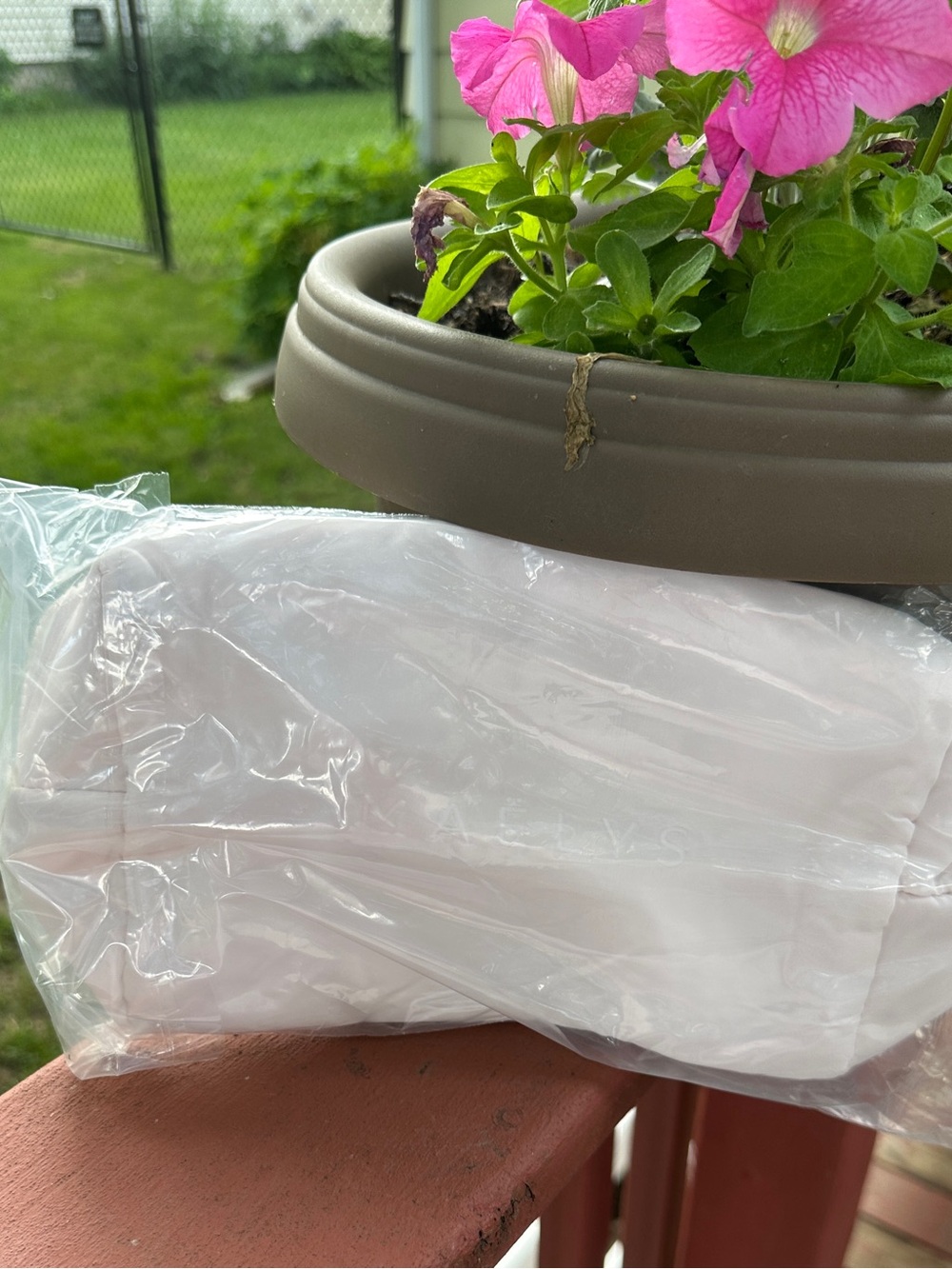Maelys white make up bag